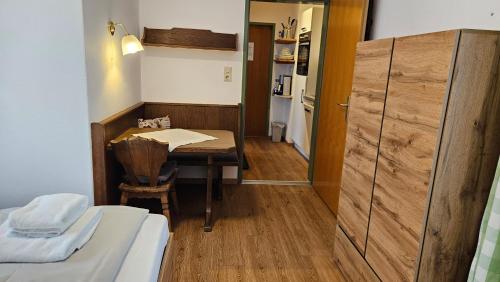 une petite chambre avec une table et une chambre dans l'établissement Haus Schiwelt, à Kirchberg in Tirol