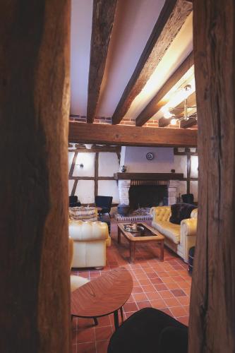 un salon avec des canapés et une cheminée dans l'établissement Auberge Du Cheval Blanc - Teritoria, à Selles-Saint-Denis