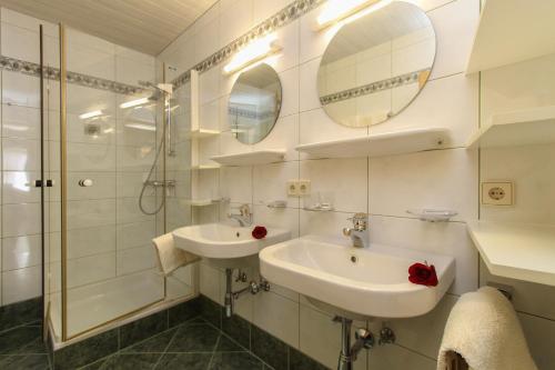 Koupelna v ubytování Landhaus Gensbichler