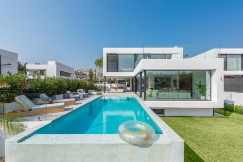 Extravagant 5 BDRM Golfer's Villa with Private Pool