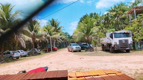 ein LKW, der auf einer unbefestigten Straße mit Palmen parkt in der Unterkunft Casa de campo GN in Acará