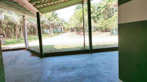 ein leeres Zimmer mit einem großen Fenster mit Parkblick in der Unterkunft Casa de campo GN in Acará