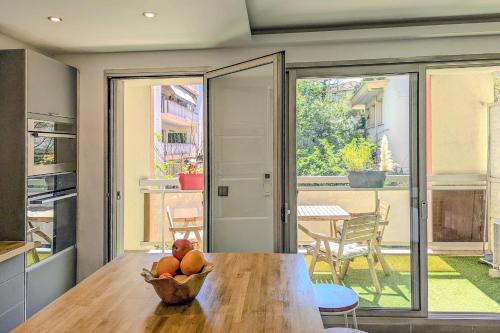 - une cuisine avec un bol de fruits sur une table en bois dans l'établissement Apartment for 8 guests in Nice city center, à Nice