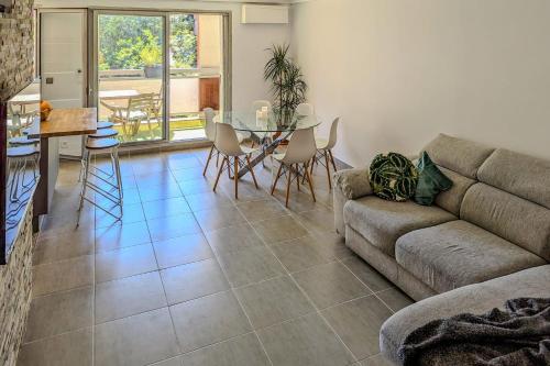 un salon avec un canapé et une table dans l'établissement Apartment for 8 guests in Nice city center, à Nice