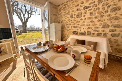 une table avec des assiettes de nourriture dessus dans l'établissement Gîte du Mas - Charmant Gîte provençal avec jardin commun, à Aigues-Mortes