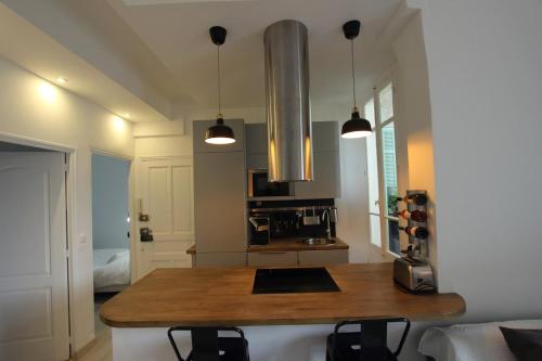 - une cuisine avec une table en bois dans une chambre dans l'établissement First floor apartment fully renovated, à Antibes