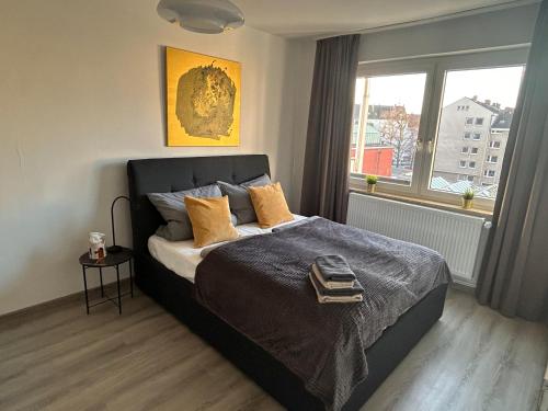 a bedroom with a large bed and a window at GÖH-moderne Wohnung in zentraler Lage, Balkon, self-check-in, WLAN, Netflix, DisneyPlus in Hannover