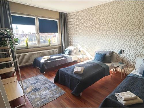 a living room with two beds and a window at ED-große, moderne Wohnung in zentraler Lage, mit Balkon, Lift und Parkplatz in Hannover