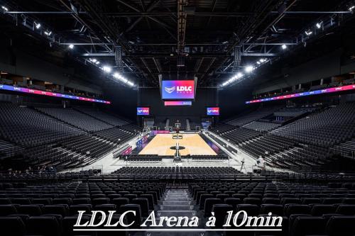 a view of a basketball court in a arena at Appartement 5 Lits, tout équipé, WiFi, NetfliX in Vaulx-en-Velin