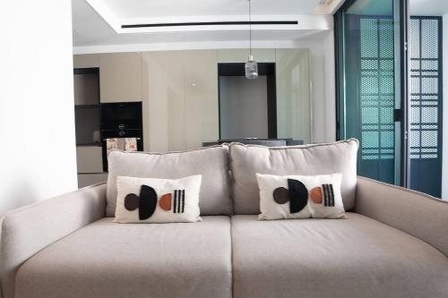 Khu vực ghế ngồi tại Empire Luxury Suite - Savoy Insular