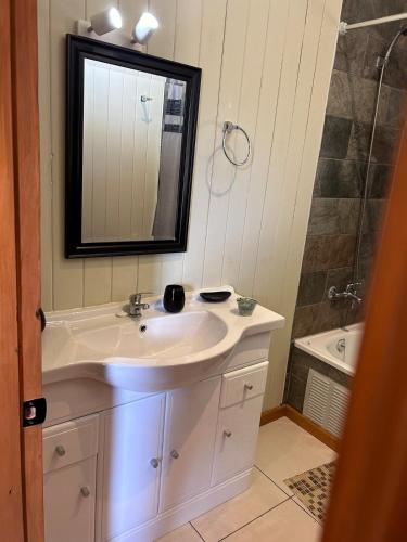Ванная комната в Cabaña 4 personas hualle sur cerca huilo huilo