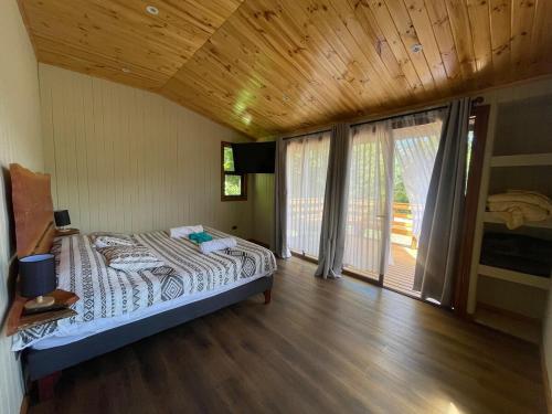Кровать или кровати в номере Cabaña 4 personas hualle sur cerca huilo huilo