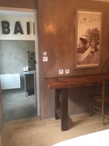 une chambre avec une table en bois à côté d'une porte dans l'établissement Charmante chambre en dépendance, à Bordeaux