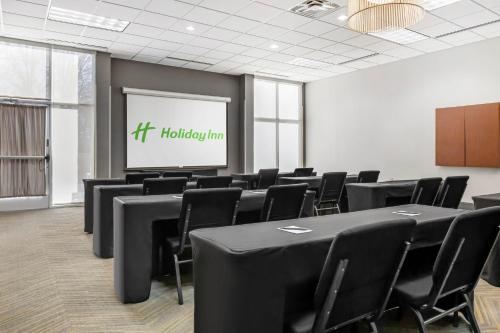 Zona business o sala conferenze di Holiday Inn Louisville Airport South by IHG