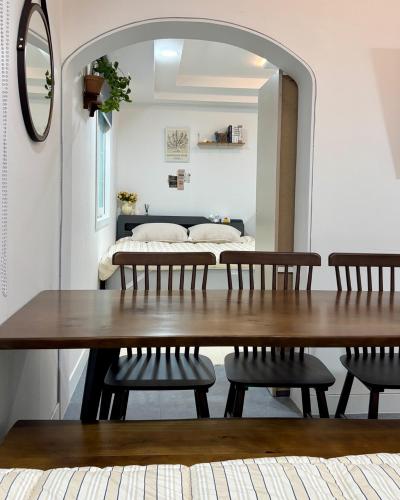 a table and chairs in a room with a mirror at Moneystay Daegu Palgongsan in Daegu
