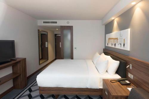 Posteľ alebo postele v izbe v ubytovaní Hampton By Hilton Poznan Old Town