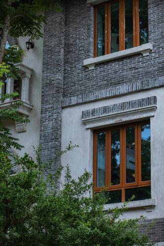 a brick building with windows on the side of it at CHONGQING MANQUE MANSION in Chongqing