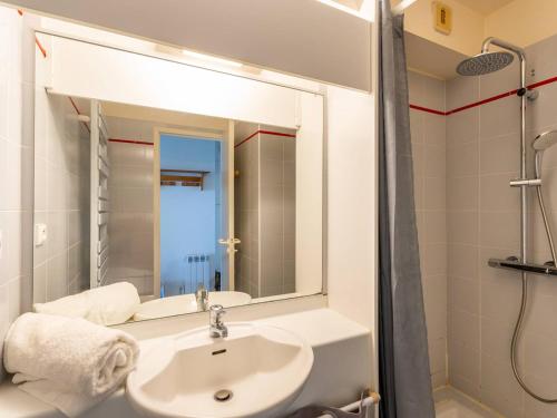 une salle de bain avec un lavabo et un miroir dans l'établissement Appartement cosy avec parking à La Trinité-sur-Mer - FR-1-477-34, à La Trinité-sur-Mer