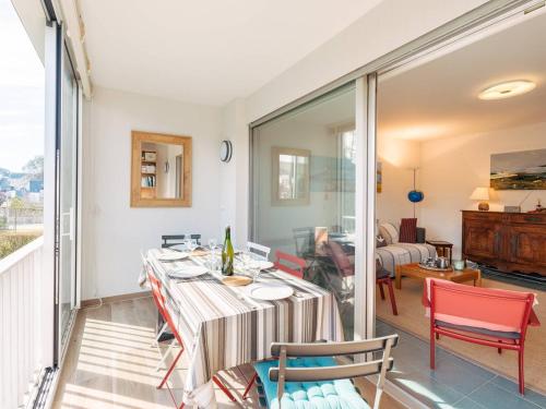 una camera con tavolo e sedie e un soggiorno di La Trinité-sur-Mer : Appartement 3 pièces avec parking, proche port et plages - FR-1-477-180 a La Trinité-sur-Mer