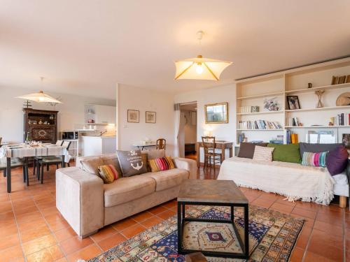 un salon avec un canapé et une table dans l'établissement La Trinité-sur-Mer : Bel Appart 3 Pièces, 6 Pers, Wifi, Parking - FR-1-477-173, à La Trinité-sur-Mer