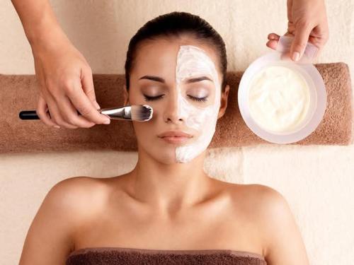 a woman with a mask on her face with a brush at Au Vieux Lavoir in Alle