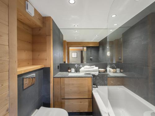 Kúpeľňa v ubytovaní Duplex lumineux à Megève, proche télécabine du Jaillet, 2 chambres en suite, parking, casier à ski - FR-1-569-77