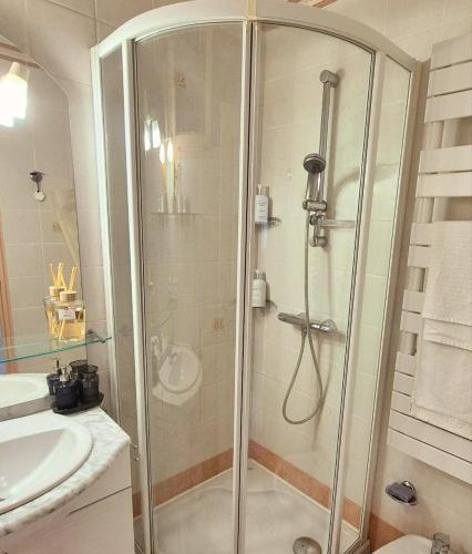 une salle de bain avec douche et lavabo dans l'établissement Appart Hôtel French Riviera, à Saint-Raphaël