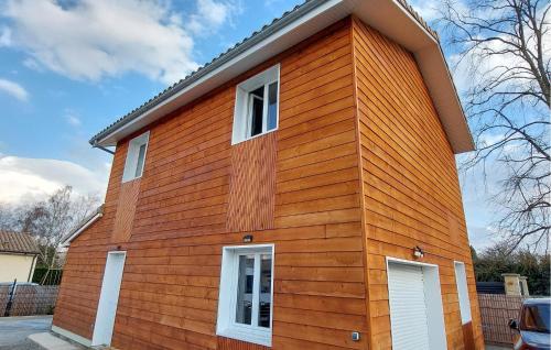 2 Bedroom Cozy Apartment In Vayres