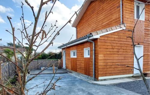 un petit bâtiment en bois avec une rampe menant à celui-ci dans l'établissement 2 Bedroom Cozy Apartment In Vayres, à Vayres