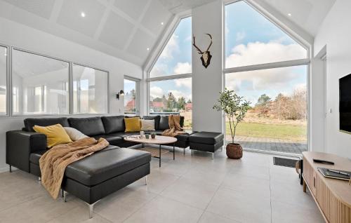 Μια τηλεόραση ή/και κέντρο ψυχαγωγίας στο Beautiful Home In Blåvand With Sauna