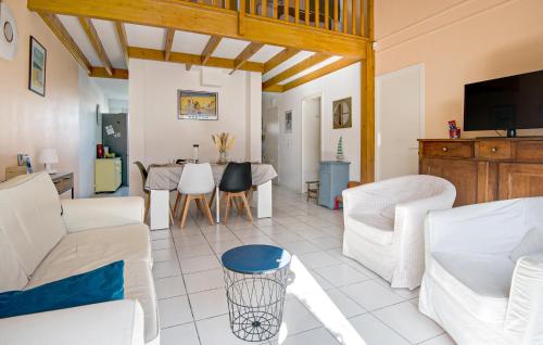 un salon avec des meubles blancs et une table dans l'établissement Beautiful Home In Royan With Wifi, à Royan