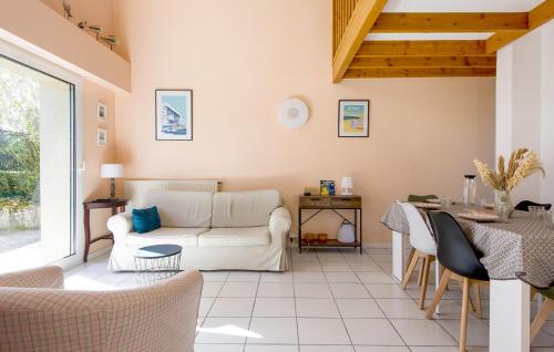 un salon avec un canapé et une table dans l'établissement Beautiful Home In Royan With Wifi, à Royan