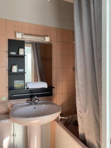 Bilik mandi di Hotel Le Bellevue