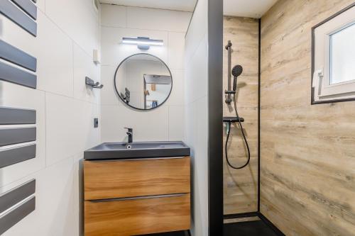 une salle de bain avec un lavabo et une douche dans l'établissement Le 113 Dunes - Jardin parking proche plage, à Saint-Jean-de-Monts