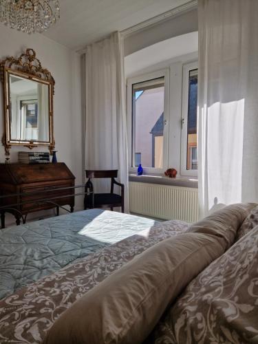 Ένα ή περισσότερα κρεβάτια σε δωμάτιο στο Antikes Haus an der Mosel