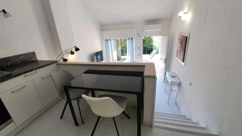 Il comprend une cuisine avec un bureau et une chaise blanche. dans l'établissement Cap d'Antibes Duplex studio Garden-terrace Beaches, à Antibes