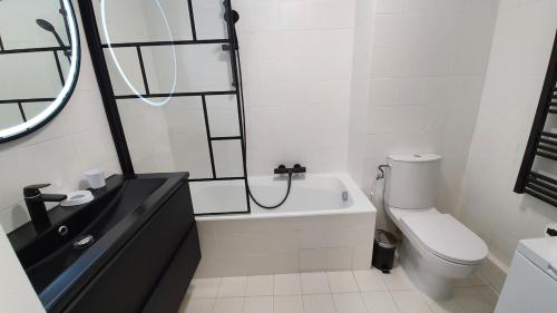 une salle de bain blanche avec un lavabo et des toilettes dans l'établissement Cap d'Antibes Duplex studio Garden-terrace Beaches, à Antibes
