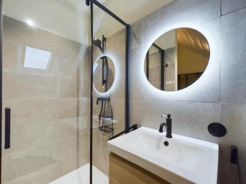 une salle de bain avec un lavabo et un miroir dans l'établissement Jolie maison pour 6 - Jacuzzi - proche de la mer, à Saint-Gilles-Croix-de-Vie