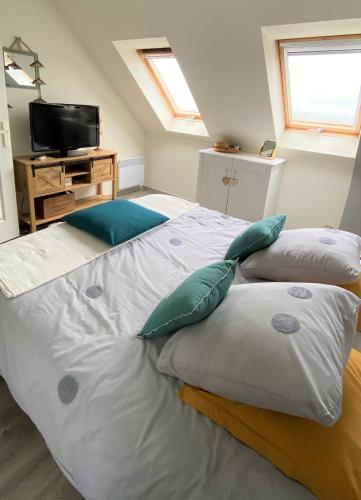 une chambre avec deux lits et une télévision à écran plat dans l'établissement Ty Caïrn - Porte du Crouesty, à Arzon