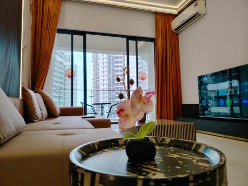 ジョホールバルにあるDeluxe 3 Bedroom Garden Viewのソファとテーブルのあるリビングルーム