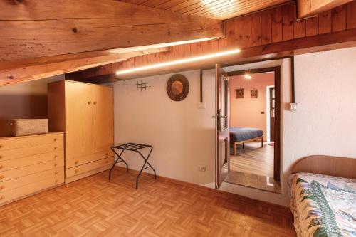 a bedroom with a bed and a wooden ceiling at Petite Maison Tillier in Fenis