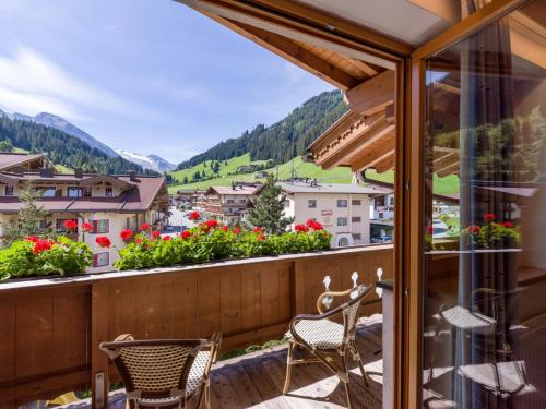 a balcony with chairs and a view of mountains at Hotel Pinzger Tux in Tux