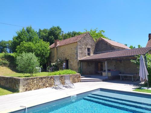 une villa avec piscine devant une maison dans l'établissement la maison girafe, maison piscine, à Carsac-Aillac