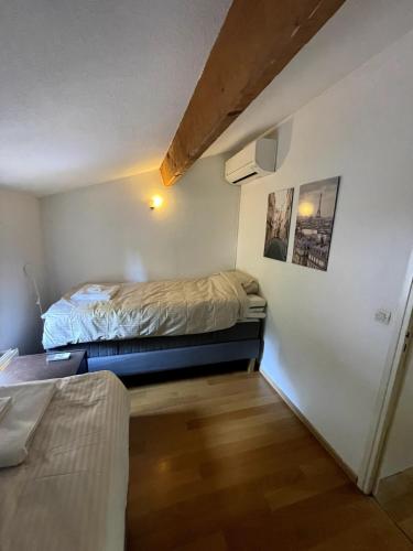 Cette chambre comprend 2 lits. dans l'établissement Charming Bandol cottage, à Bandol