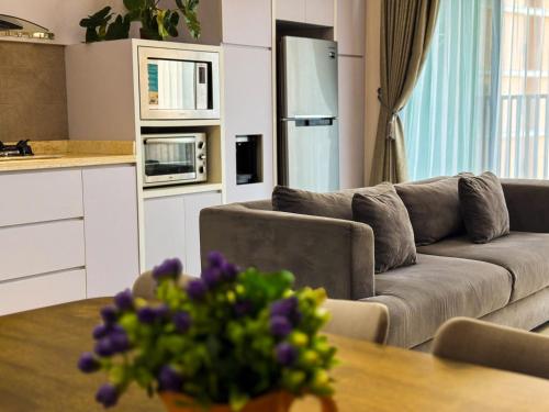 Η κουζίνα ή μικρή κουζίνα στο Apt Pejaten Park Residence 2BR Abalone With Wi-Fi & Pool by Damaresa