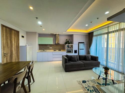 Η κουζίνα ή μικρή κουζίνα στο Apt Pejaten Park Residence 2BR Abalone With Wi-Fi & Pool by Damaresa
