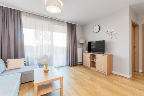 Televisyen dan/atau pusat hiburan di APARTAMENTY MIERZEJA - Stegna Forest, blisko lasu, Bezpłatny Meleks