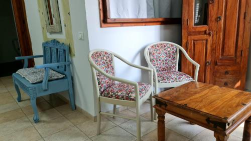 two chairs and a table in a room at חדרי נופש פסגת ההר in Rosh Pinna