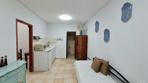 a living room with a couch and a kitchen at חדרי נופש פסגת ההר in Rosh Pinna
