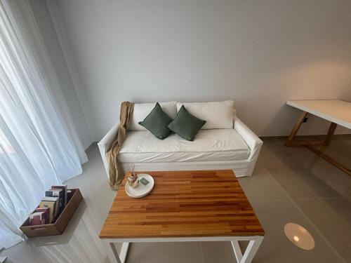 a living room with a couch and a coffee table at Madryn al Mar in Puerto Madryn